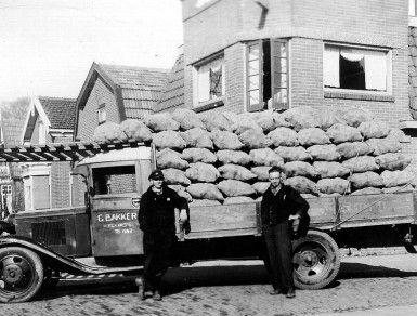 1938 - Gam Bakker en Ome Siemen hebben met de hand een vracht aardappelen op hun T-Ford gestouwd. Toen nog de enige wagen.