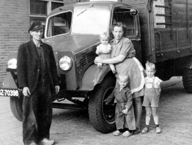 1948 - Vader en moeder Bakker met (vlnr) José, Aad en Gerard. Er zouden er nog acht volgen