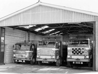 1964 - De garage in Hoogkarspel werd volledig benut; een Volvo F86 en tweemaal de 495