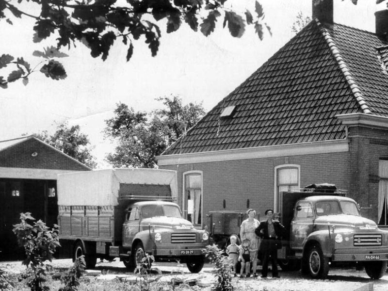 1957 - Vol trots voor het nieuwe bezit; huis, garage en wagenparkje