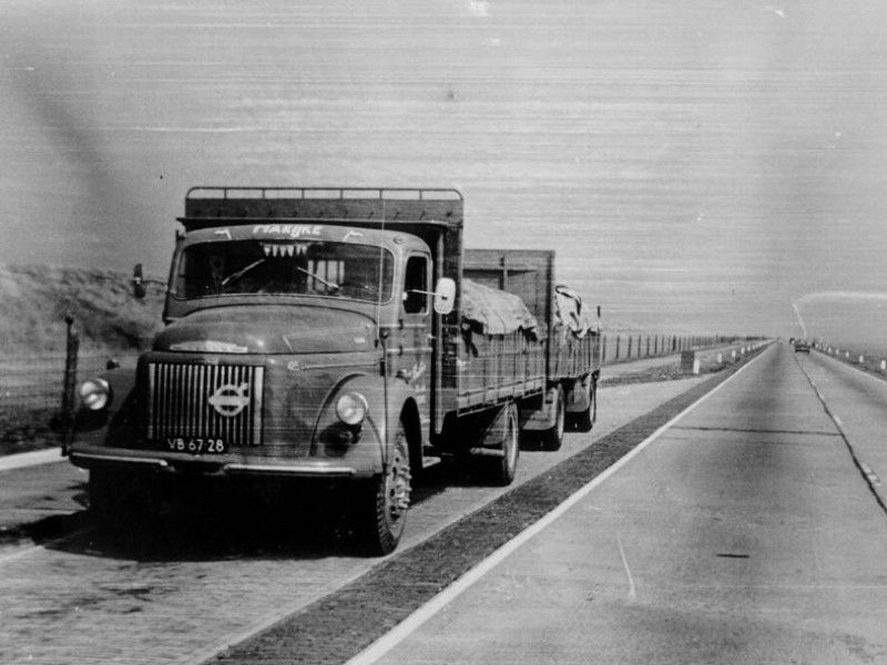 1965 - Met een vracht suiker uit Groningen op de Afsluitdijk, toen nog een tweebaansweg